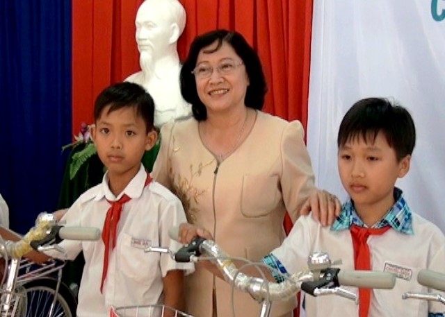 UBND tỉnh Tây Ninh: Tặng tivi cho gia đình nghèo huyện Dương Minh Châu